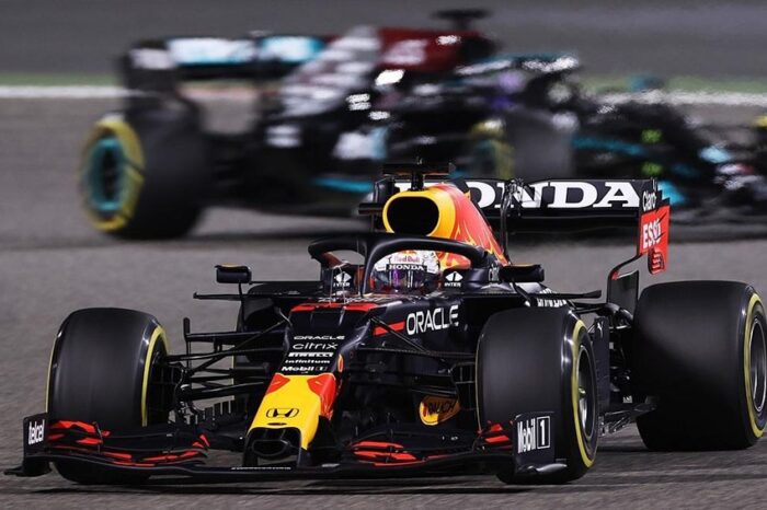 Verstappen se accidentó a cinco vueltas del final, pero Red Bull aseguró la victoria con "Checo" Pérez