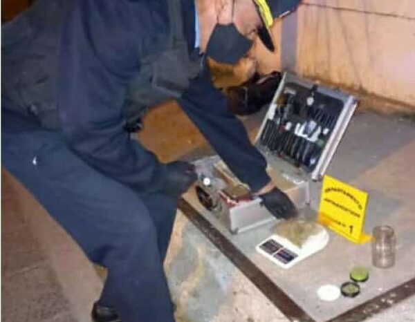 Personal de la Cría 19° procedió a la demora de tres sujetos, una camioneta y sustancias estupefaciente incautada