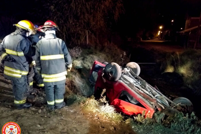 San Martín de los Andes: Auto vuelco sobre calle Lola Mora