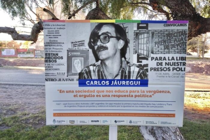 Inauguración de la placa homenaje a Carlos Jáuregui e izamiento de la bandera del orgullo LGBT+
