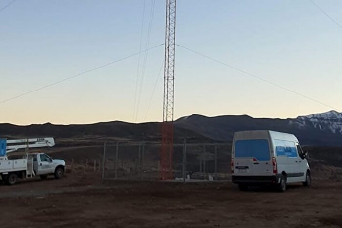 Instalaron en Los Miches un mástil de telecomunicaciones para mejorar la conectividad