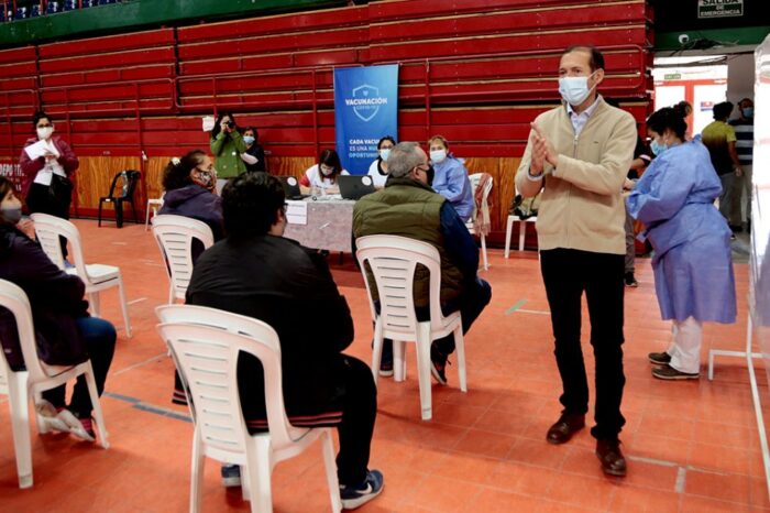 Gutiérrez supervisó la vacunación a demanda en el Ruca Che