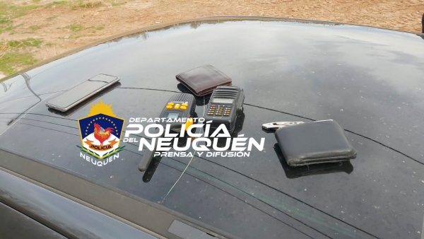 Demoran a tres jóvenes, secuestrándole inhibidores de alarma y estupefacientes en su poder