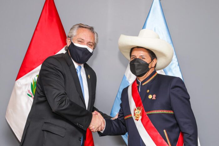 El Presidente mantuvo en Lima un encuentro bilateral con el flamante mandatario peruano, Pedro Castillo