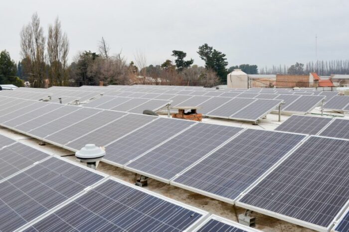 Se instalaron paneles solares en edificios de Centenario