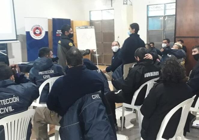 Jorge Curiñanco agente del Parque Nacional Lanín capacitó a los nuevos brigadistas de Santa Fe