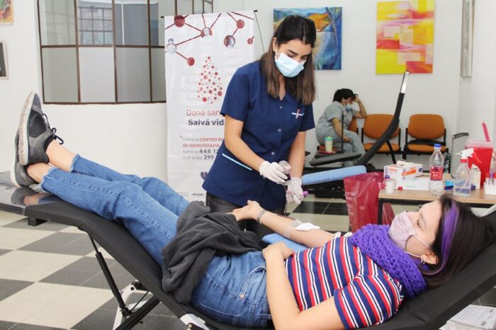 El puesto de donación de sangre del Cine Teatro Español se mudó al Centro Cultural Alberdi