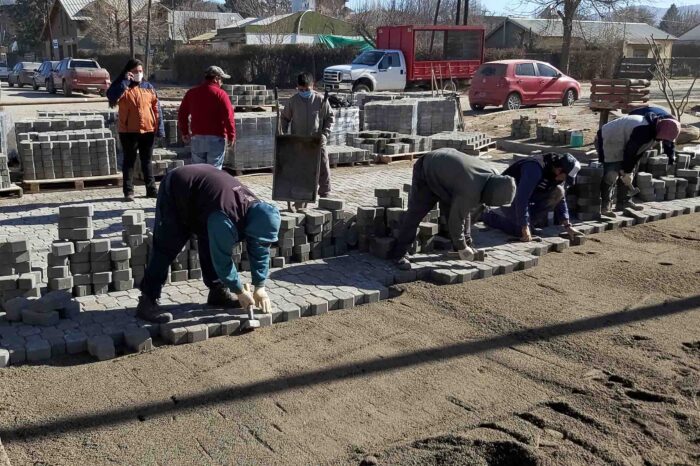 Junín de los Andes: Continúan adoquinando calles de esta localidad cordillerana
