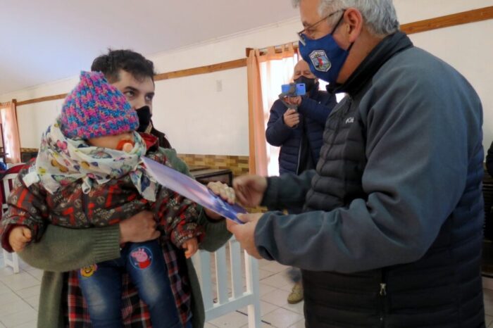 Gutiérrez y Corazini entregaron créditos para autoconstrucción de viviendas en Junín de los Andes