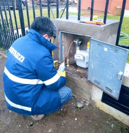 Llegó el Gas natural a la primera casa en el Barrio Nehuén Che y recibieron materiales para la ampliación de la Red
