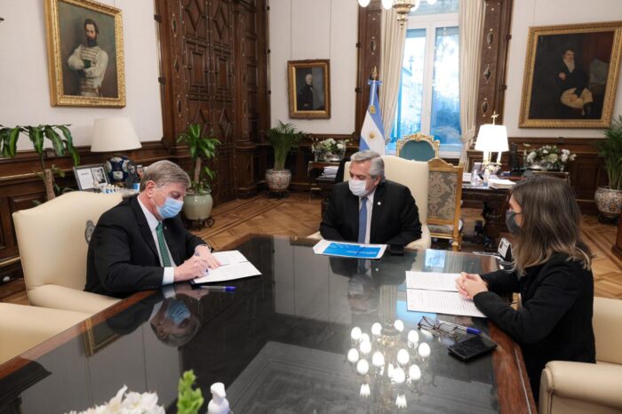 El Presidente encabezó firma de acuerdo entre la ANSES y La Pampa para asistir el déficit del sistema previsional de la provincia