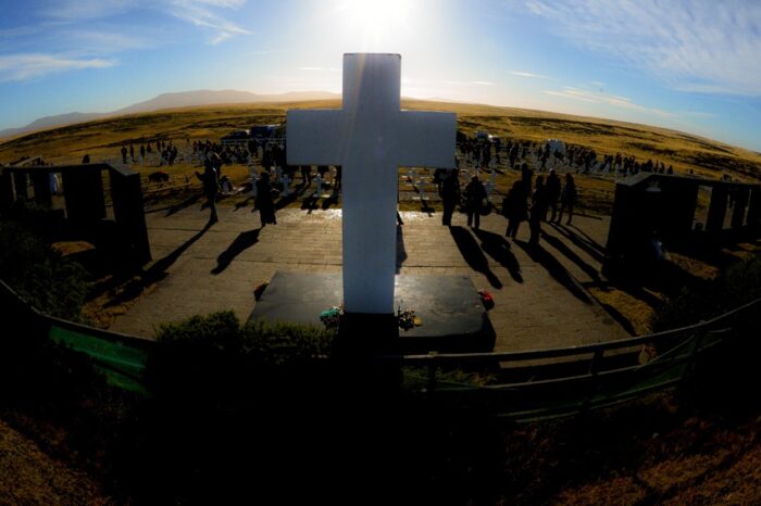 Hallan restos de cinco soldados argentinos en la tumba C.1.10. del cementerio de Darwin