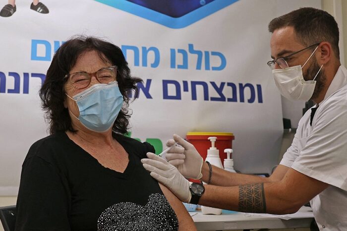 Israel ofrece la tercera dosis de vacuna anticovid a los mayores de 40 años