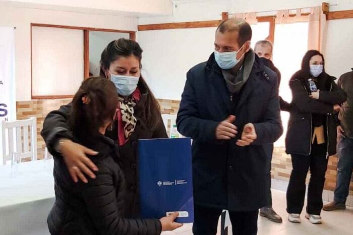 Gutiérrez inauguró una red de gas y entregó créditos para viviendas en Junín de los Andes