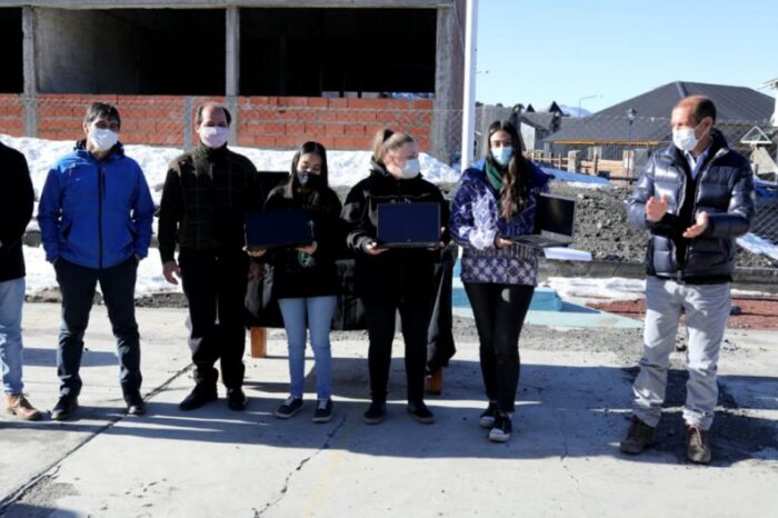 Continúa la entrega de notebooks para estudiantes de toda la provincia