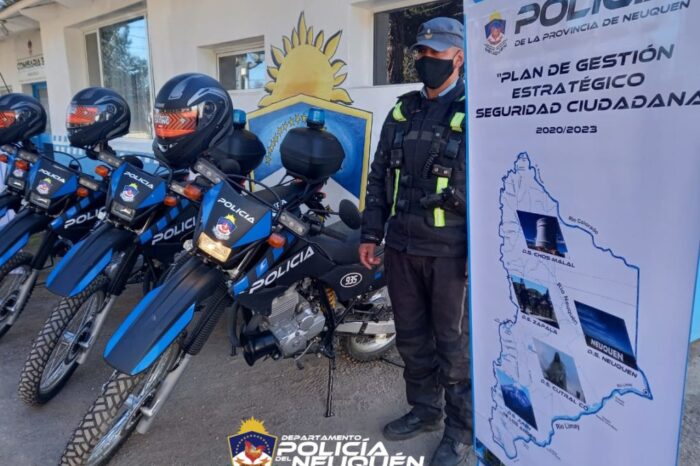 Entrega de Motocicletas y uniformes policiales