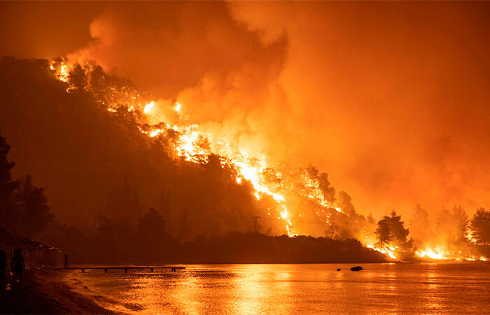 El fuego avanza sin control en Grecia y ya consumió más de 70 mil hectáreas