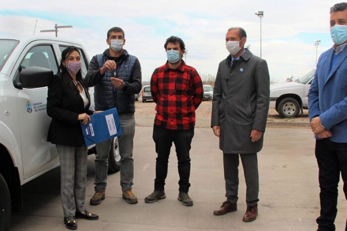 Entregan 11 camionetas nuevas para Salud