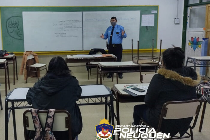 San Martín de Los Andes: Personal de la Comisaría de la Mujer, Niñez y Adolescencia realizó una charla informativa con alumnos.