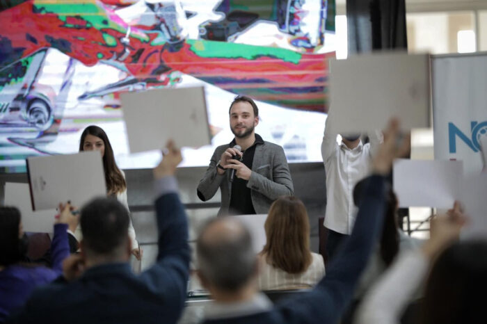 Salvatto presentó su libro "La batalla del futuro" en la Legislatura