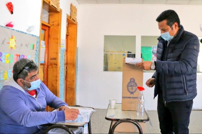 Tras emitir su voto, Llancafilo destacó que “La provincia de Neuquén siempre primero"