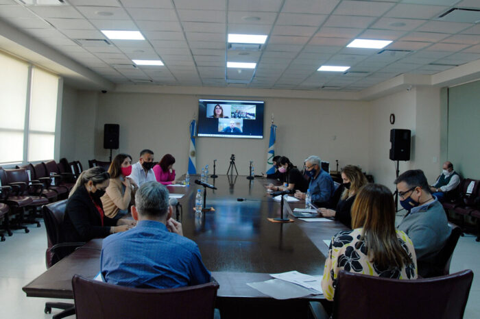 Consultan a Obras Públicas por estado de la escuela albergue 173 en Huantraico