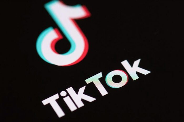 Tienen 9 y 10 años: las encontraron en la calle de madrugada cumpliendo un reto de TikTok