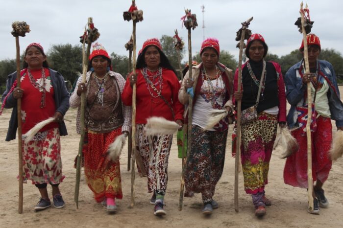 En el Día Internacional de la Mujer Indígena, destacan su "resiliencia y coraje" en la pandemia