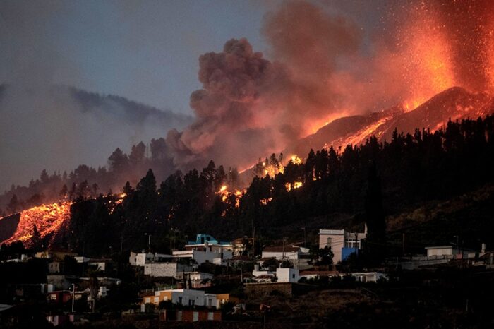 Miles de evacuados y al menos 100 casas destruidas por la erupción del Cumbre Vieja