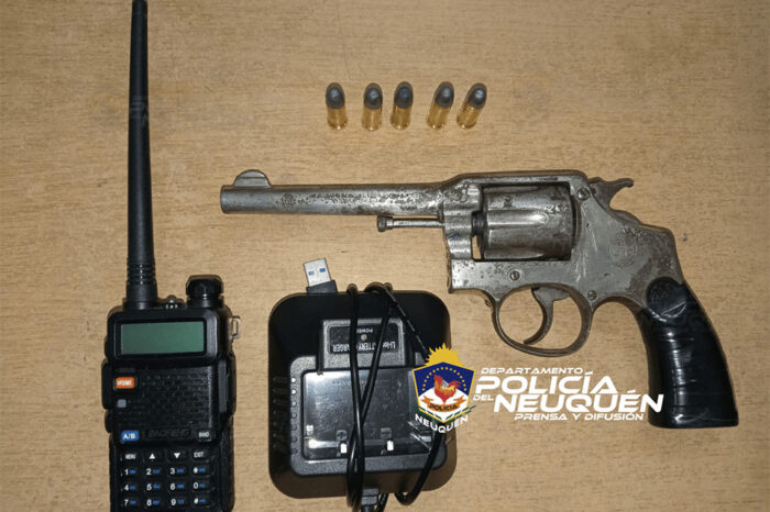 Cría.5°: Dos demorados con un arma de fuego
