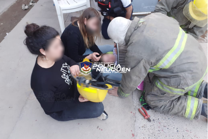 NEUQUÉN: Bomberos rescataron a una niña atrapada en un filtro de aire para camiones