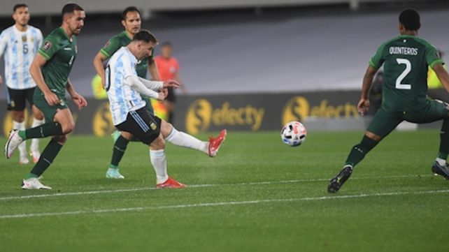 Con tres golazos de Messi, Argentina venció a Bolivia