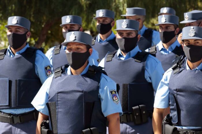 Compran ropa a egresados de la Policía