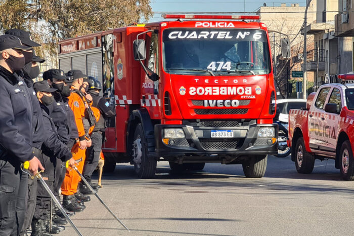 Provincia compra 49 equipos de protección a Bomberos de la Policía