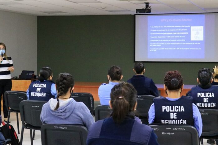 Charla sobre prevención del cáncer de mama y de cuello uterino para mujeres policías