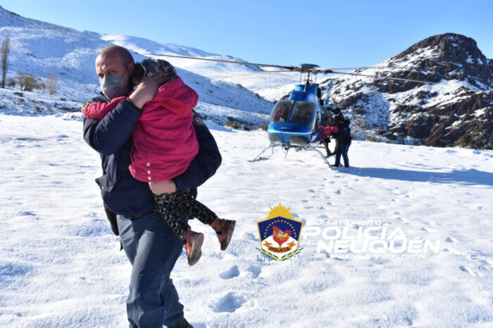 Varvarco: Rescataron a una familia atrapada por la nieve