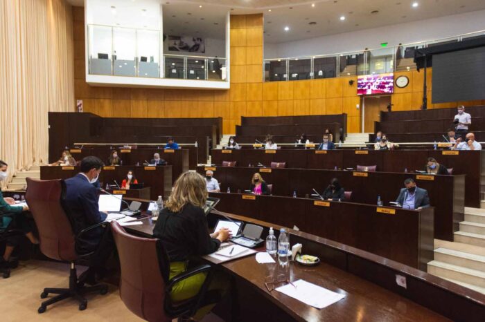Aprueban leyes de prohibición de quema de pastizales y de uso racional del agua