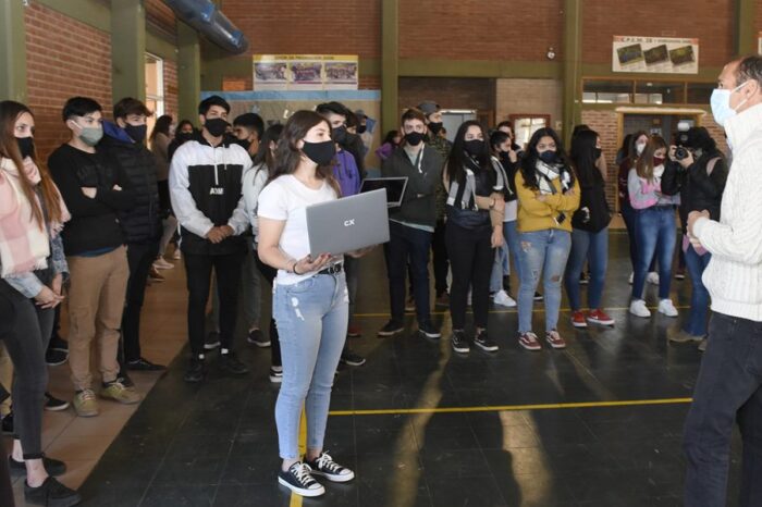 El gobernador entregó notebooks en San Martín de los Andes