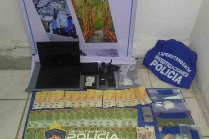 Villa La Angostura: Tras allanamiento demoran a dos personas, secuestran droga, dinero y elementos varios.