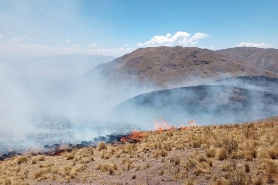 URGENTE: Piden avión hidrante para Amblayo, el fuego se sigue imparable