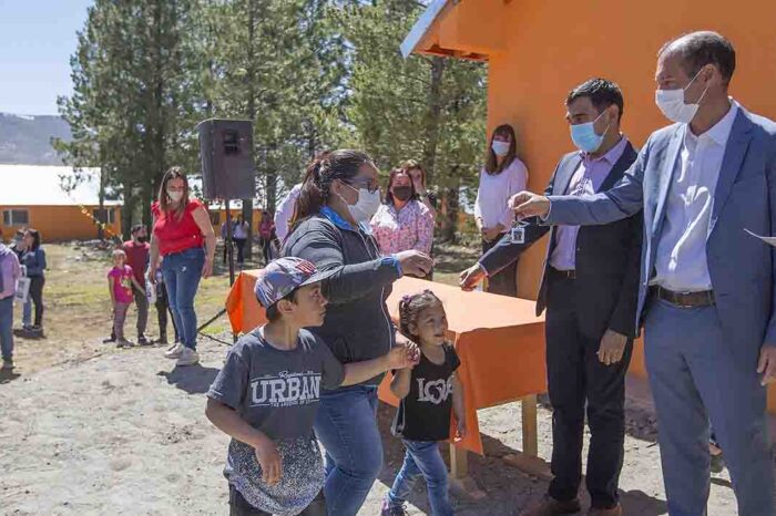 Gutiérrez entregó viviendas en Las Ovejas