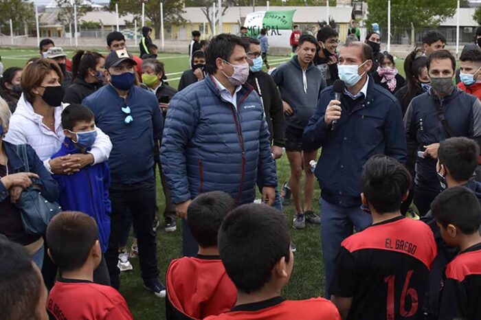 Gutiérrez y Gaido inauguraron una cancha de césped sintético en el barrio Gregorio Álvarez
