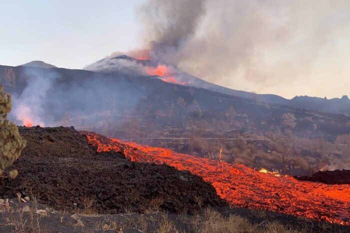 A un mes de la erupción del volcán de La Palma, no hay perspectiva de que cese