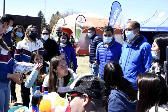En Zapala, Gutiérrez visitó la edición especial de la Expovocacional