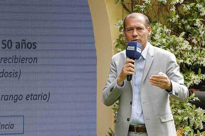 Dosis de refuerzo contra el COVID para todos los mayores de 50 con esquema completo