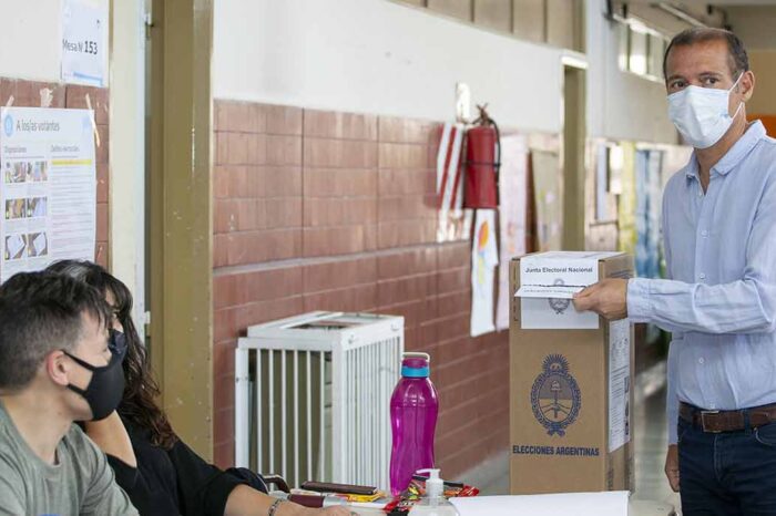 El gobernador votó en la Escuela Nº 2 y aseguró que “hoy es un día para expresarnos”