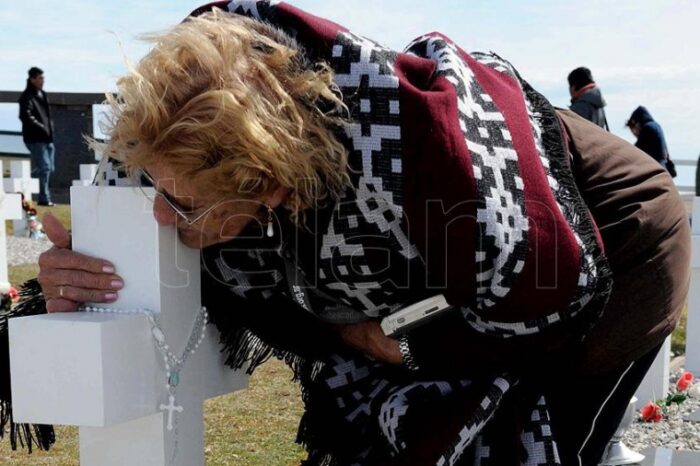 Entregan informes de identificación a familiares de soldados caídos en Malvinas