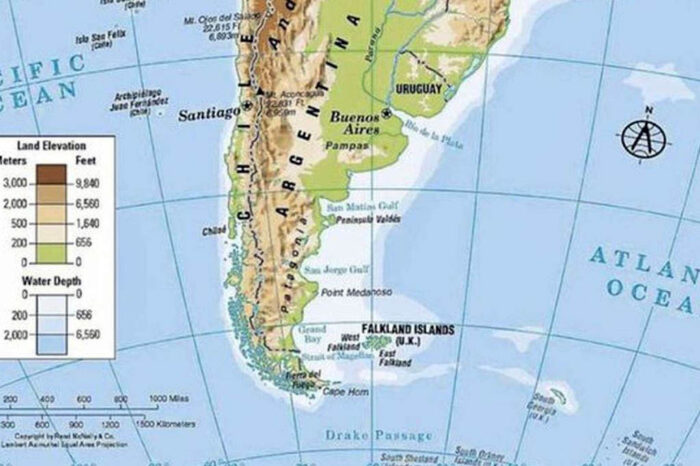 Santa Fe: en un manual de estudio de primaria, las Islas Malvinas figuran como “Falkland Islands”