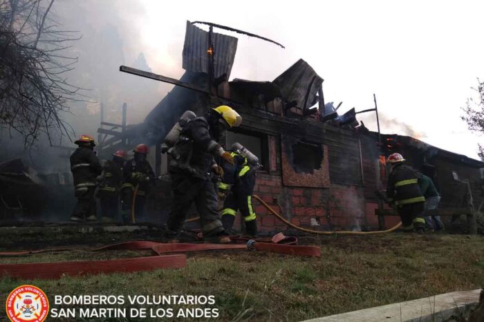 San Martín de los Andes: Pérdidas totales al incendiarse una vivienda en el Cerro Comandante Días