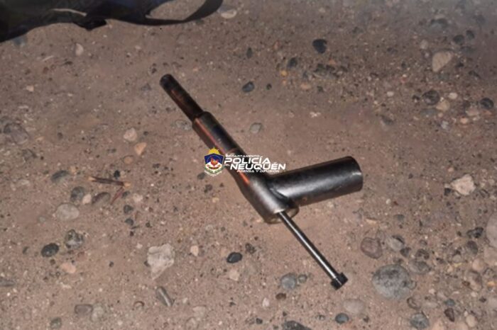 Demorado con arma de fabricación casera y notificado por poseer estupefacientes